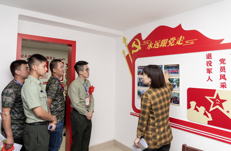 圖2 區退役軍人事務局黨組副書記、副局長盧文霞同志向退役軍人黨員介紹黨員活動室一角.jpg